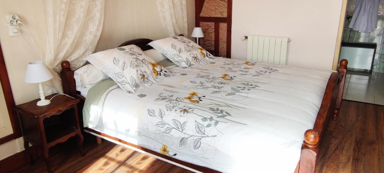 Le gîte de Poulas Couffy Extérieur photo